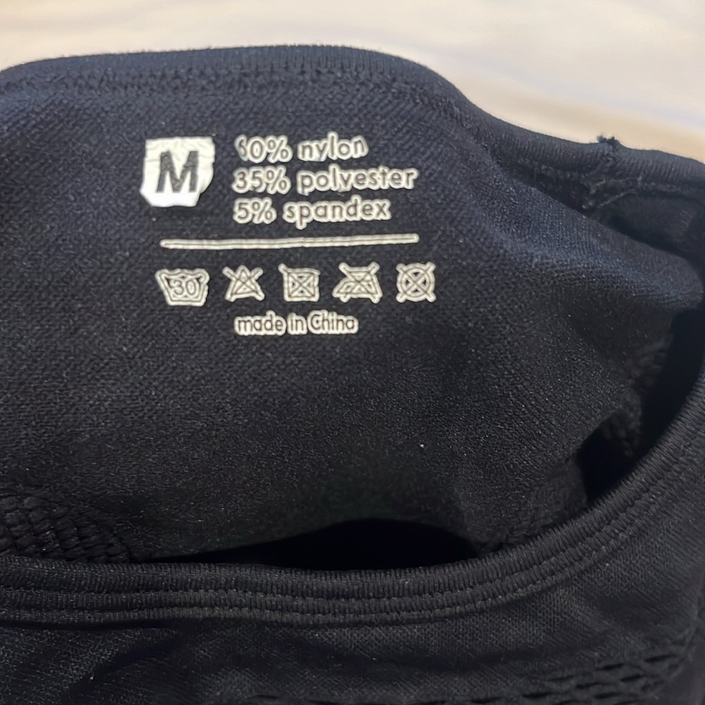 Amazon black Spandex workout top with cutout back - Picture 7 of 7